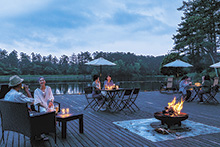 大座法師池脇のテラスにバー