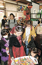 仮装をして商店巡り
