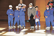 児童が住民とボッチャ交流